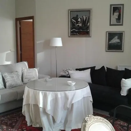 Beautiful And Cozy Modernist With Garage In